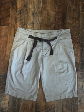 VINCE khaki Tan Chino Bermuda Shorts Women’s Size 6